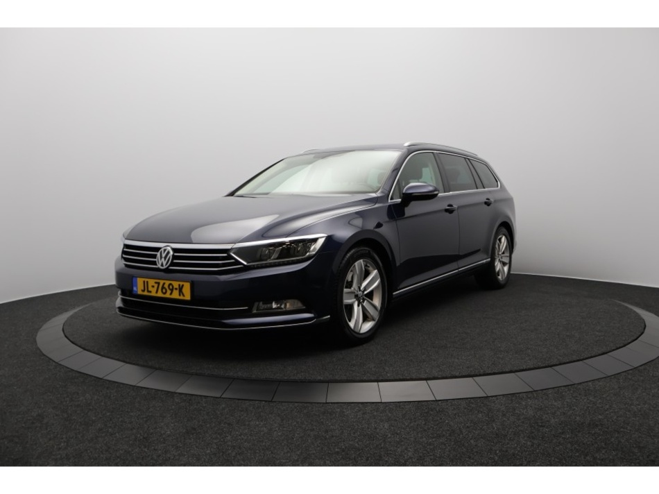 Hoofdafbeelding Volkswagen Passat - Variant 2.0 TDI Connected Series Plus | Navigatie | Panodak | Adaptive Cruise